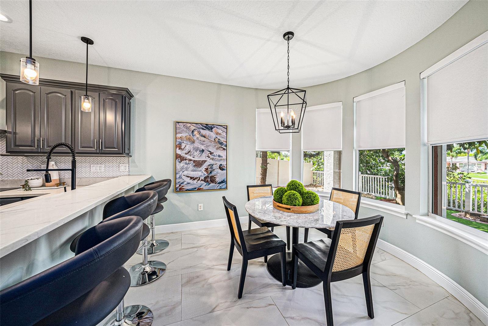 Breakfast Bar and Dinette area