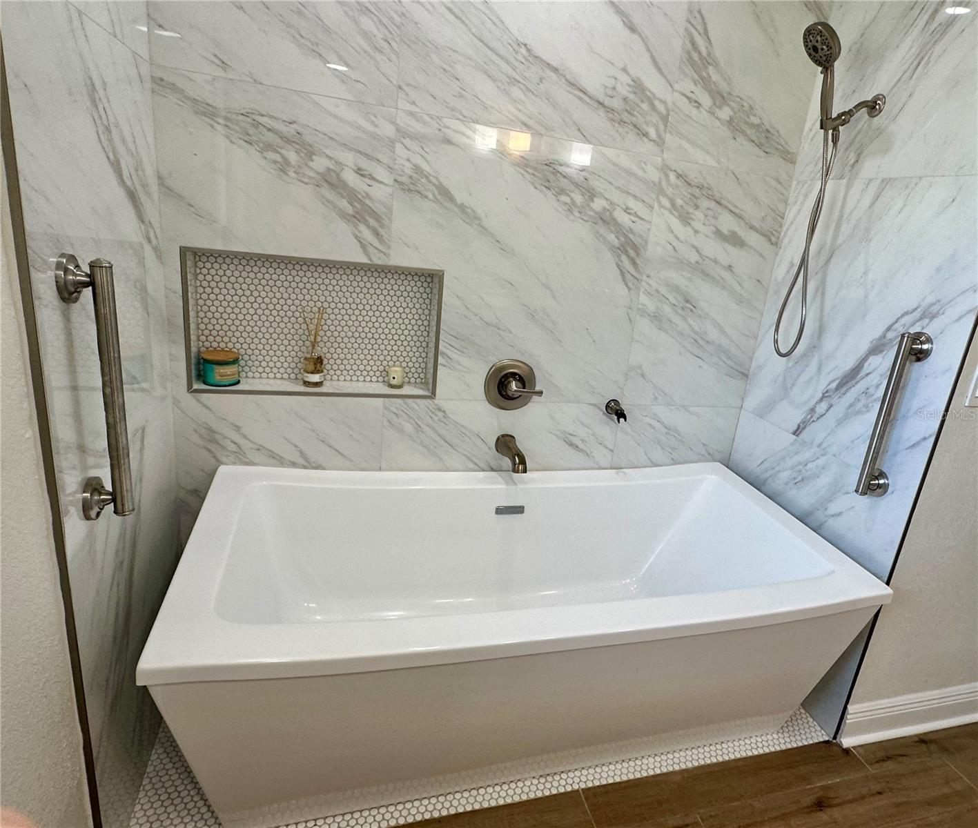 Soaking tub for two