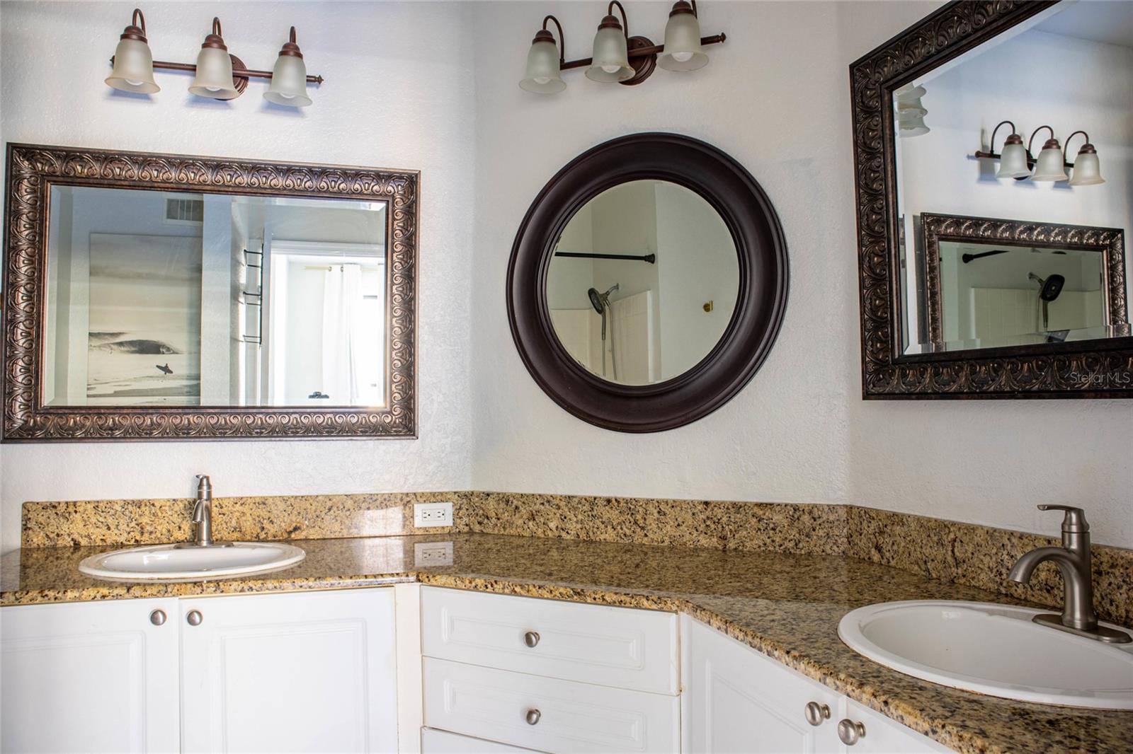 Master Bath- granite countertops, dual sinks