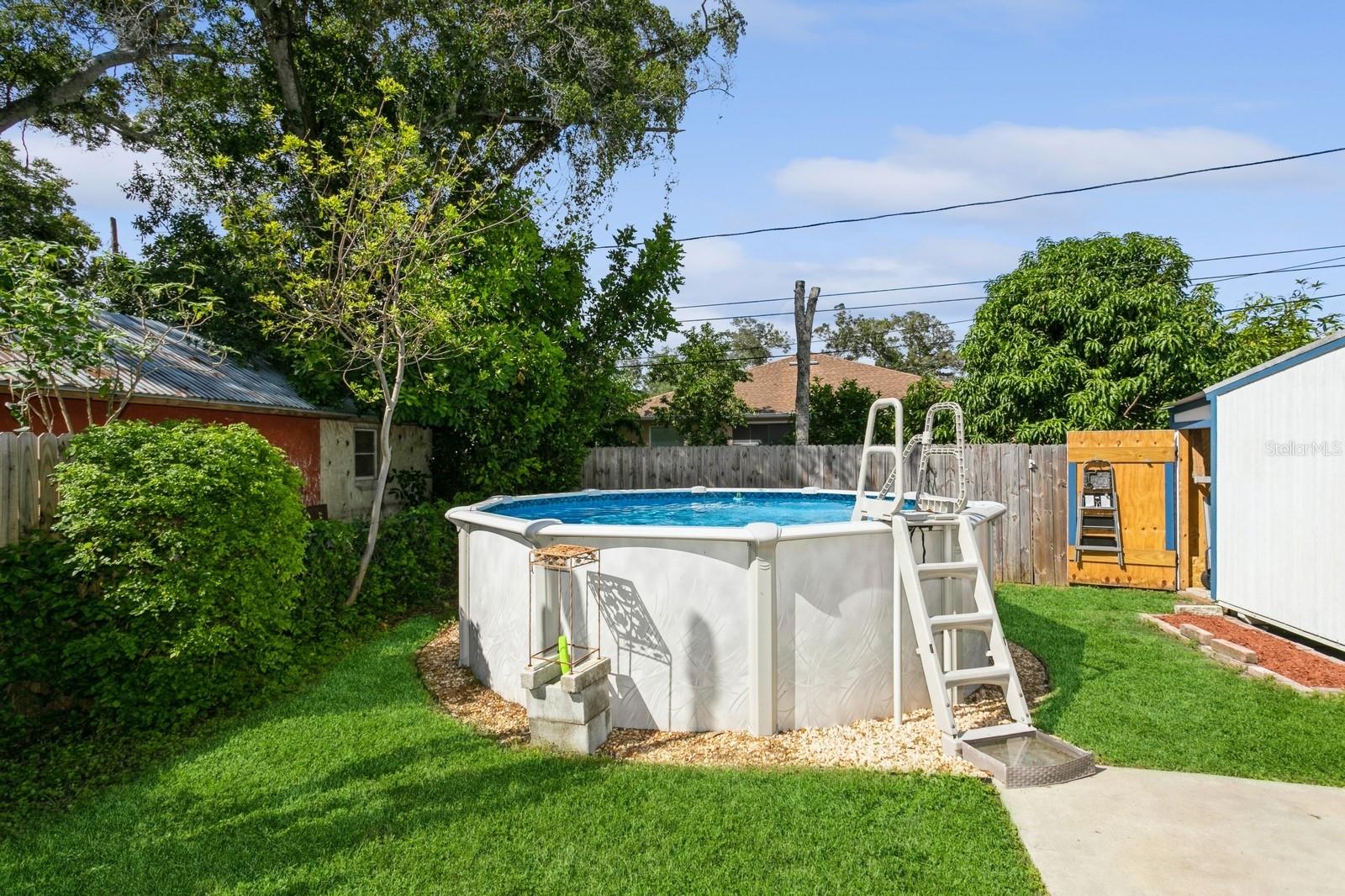 Above ground pool