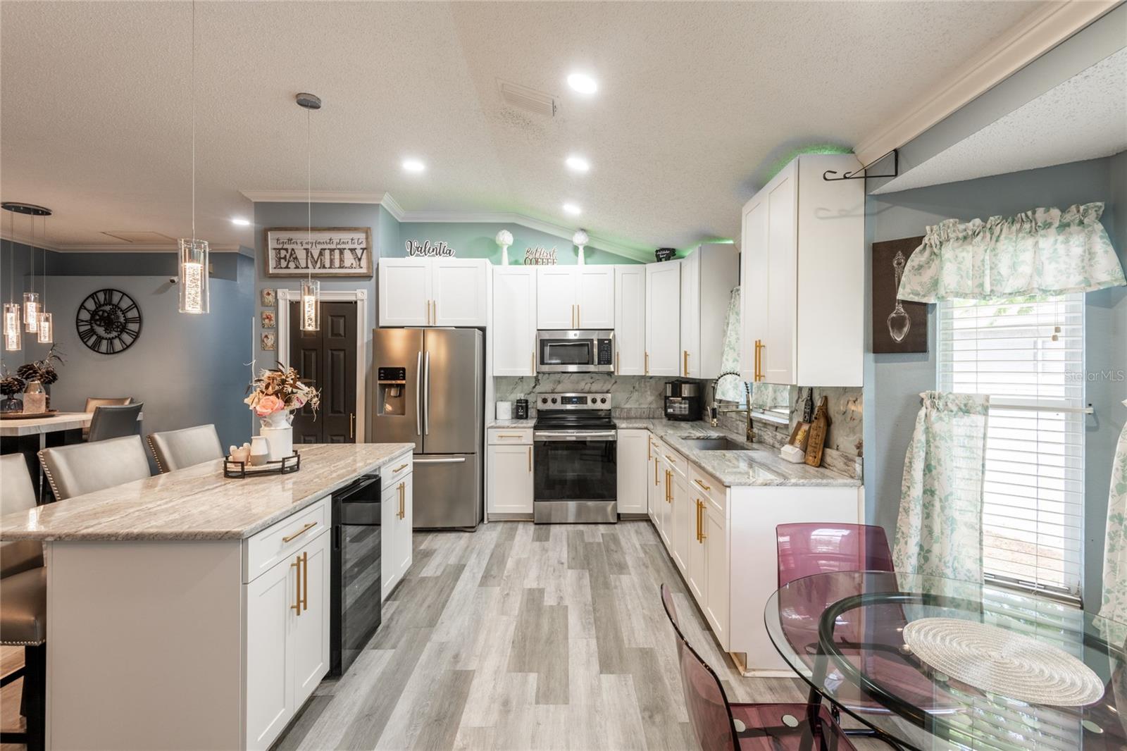 Lots of cabinets and counter space!