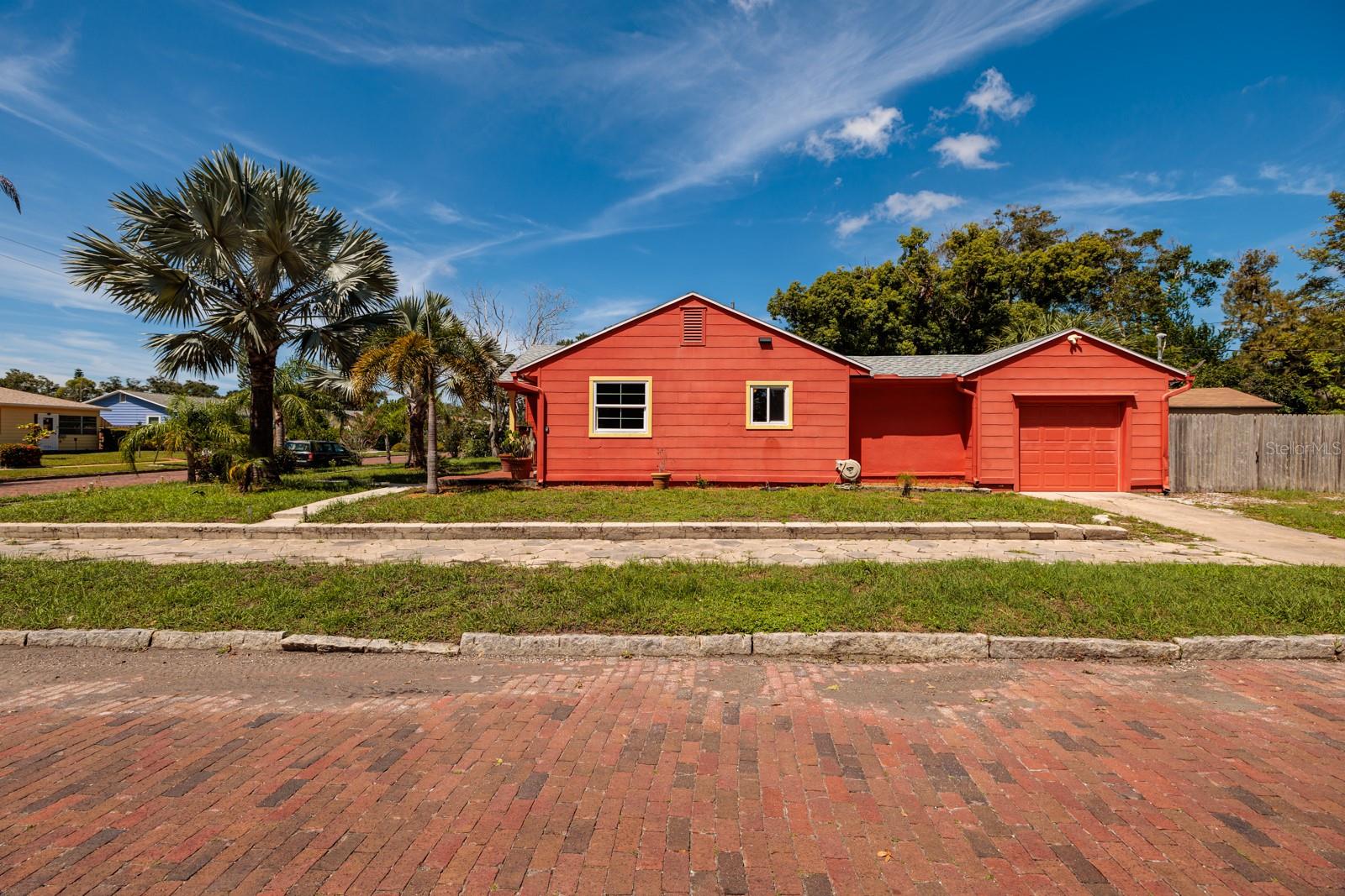 New Aug 2024 roof & tropical landscaping in front yard. Brick streets.