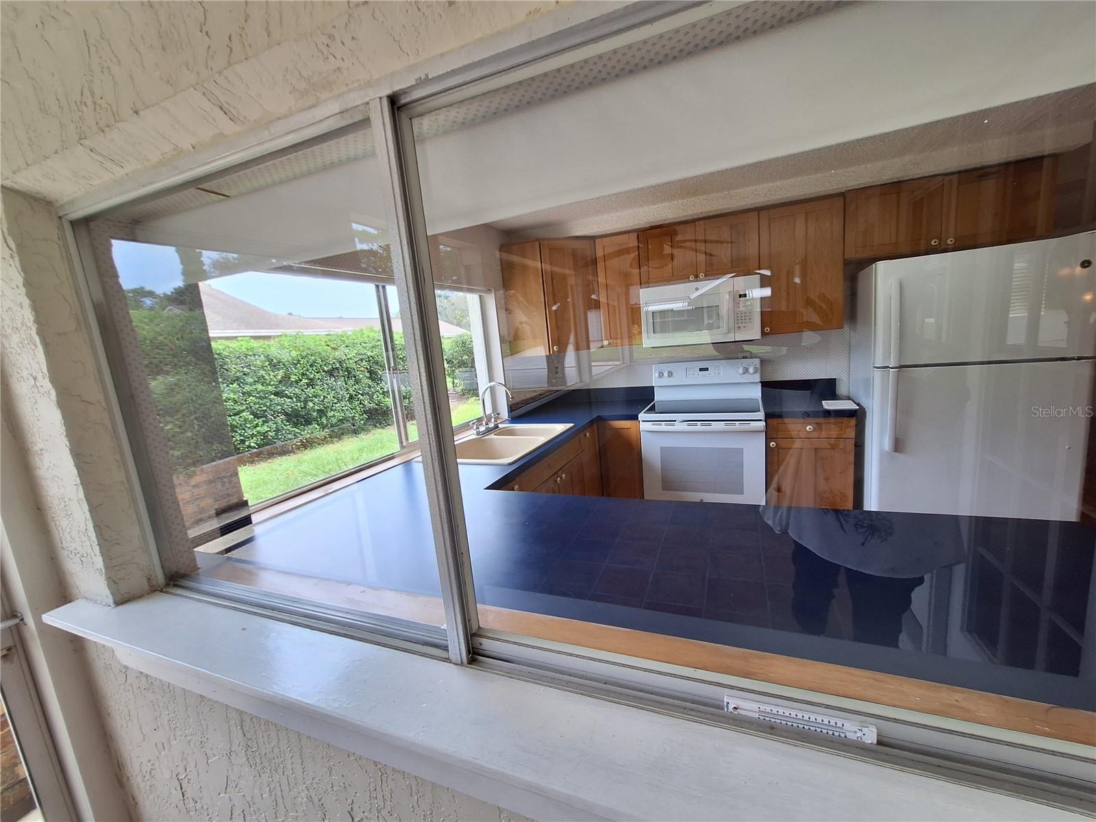 Wonderful Huge Pass Through Windows to Screened Lanai