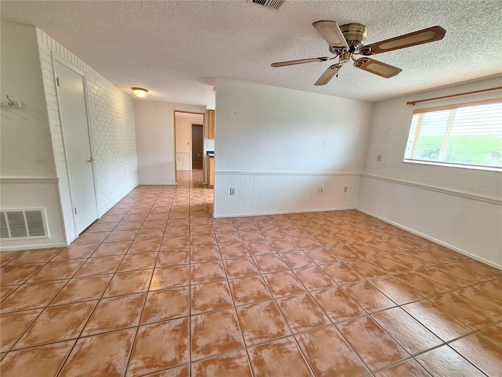 Very Cheerful Family Room