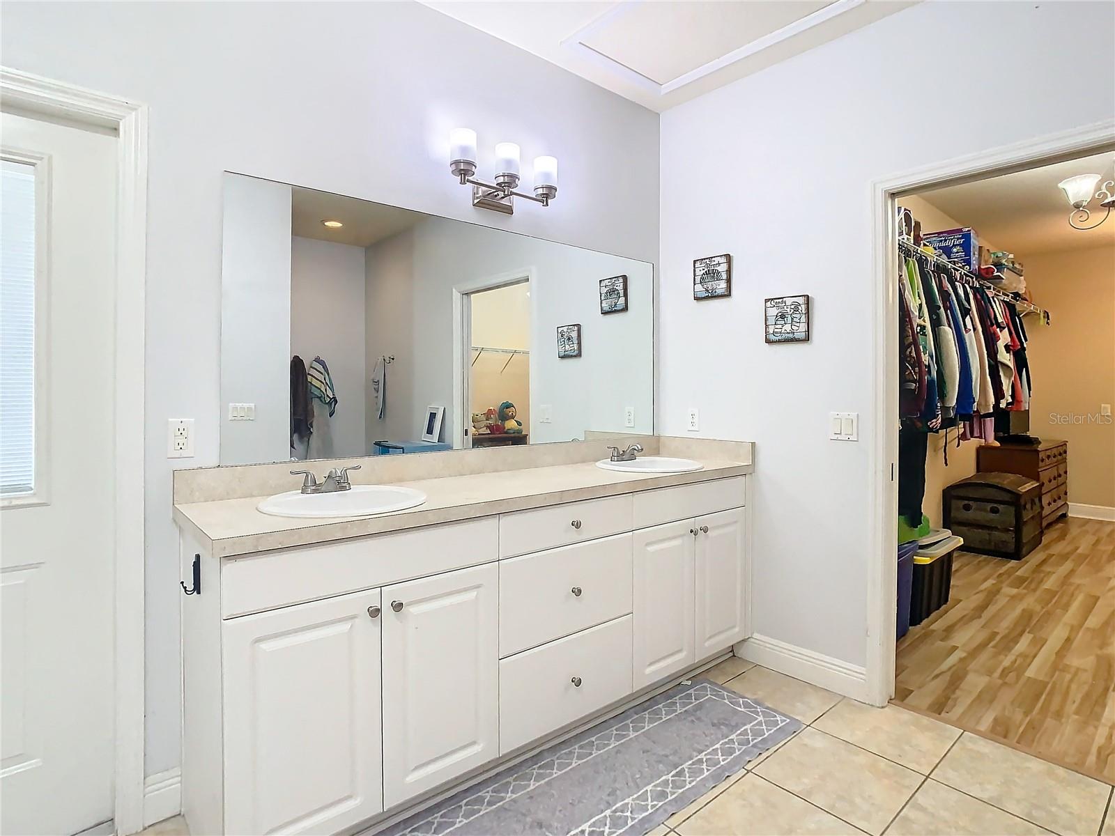 Modern Main Suite Bathroom