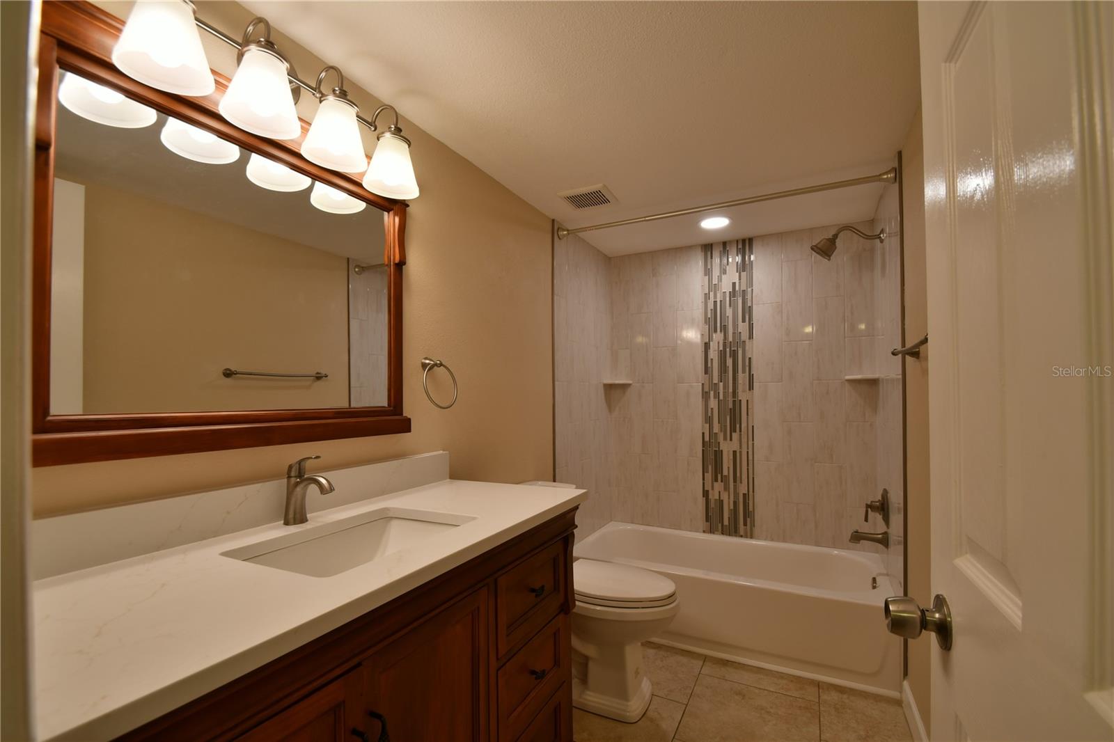 Guest bath with quartz counter tops