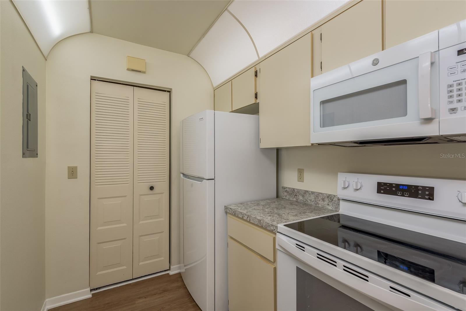 Dining Nook and a breakfast bar!