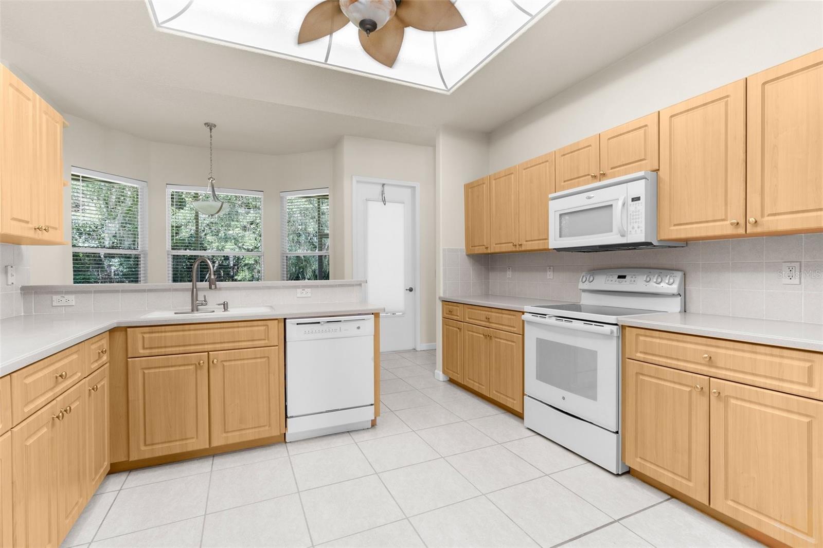 Large kitchen, breakfast bar, open to the breakfast nool.