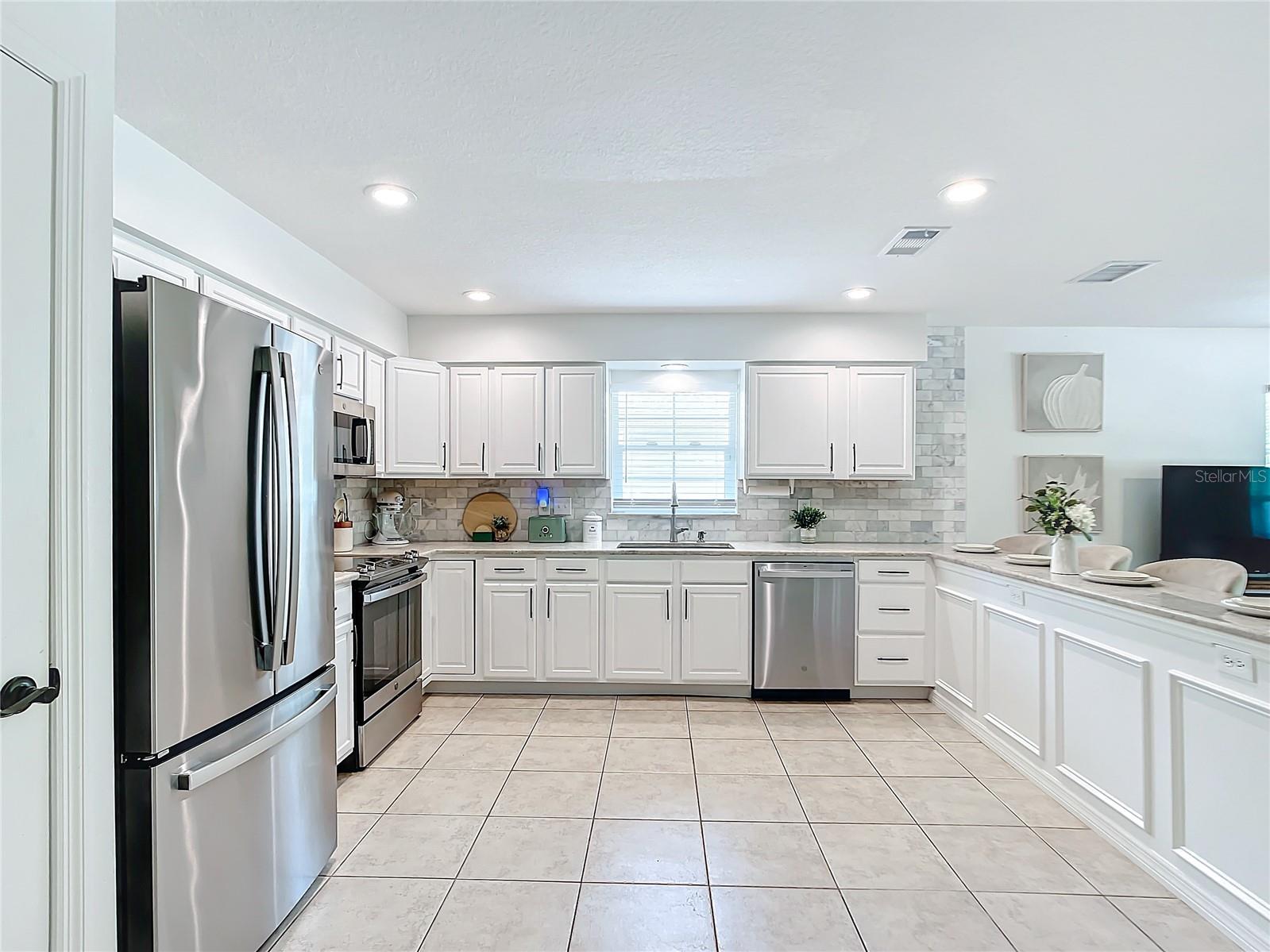 Large, Eat-In Kitchen w/Granite Counters and Marble Backsplash