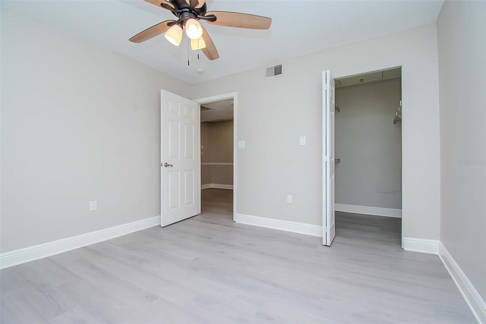 2nd Bedroom w/ walk-in closet