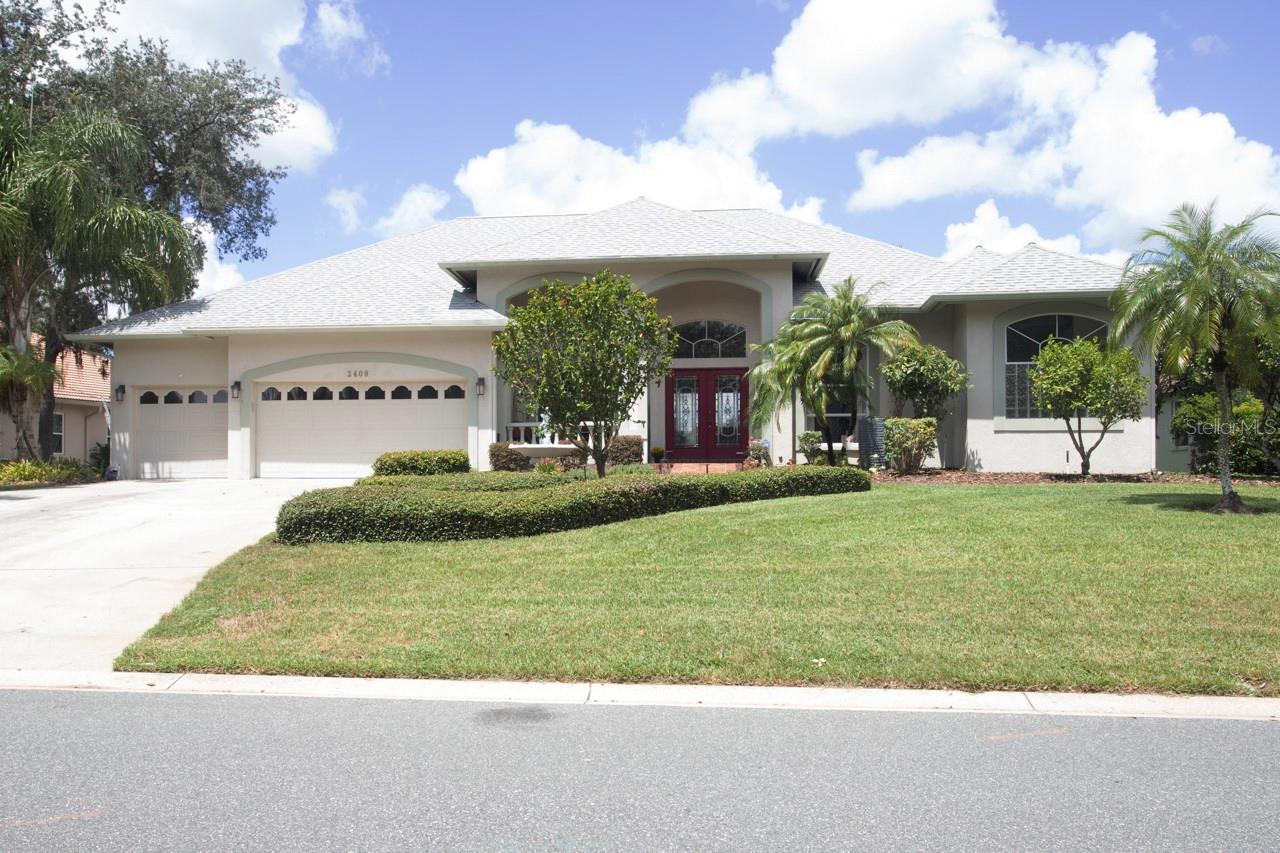 Beautiful home and manicured lawn: Front view from the street!