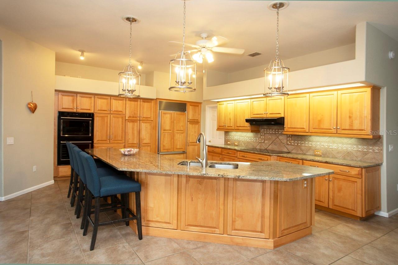 Chef's delight Kitchen and Breakfast bar with stainless steel double sinks