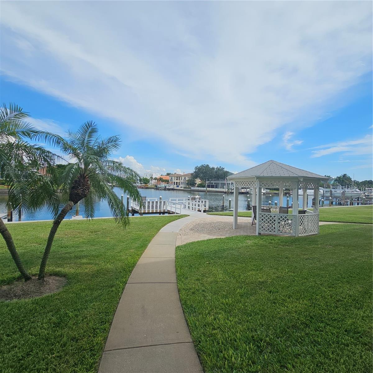 Gazebo, Dock & boat slips at the water side!