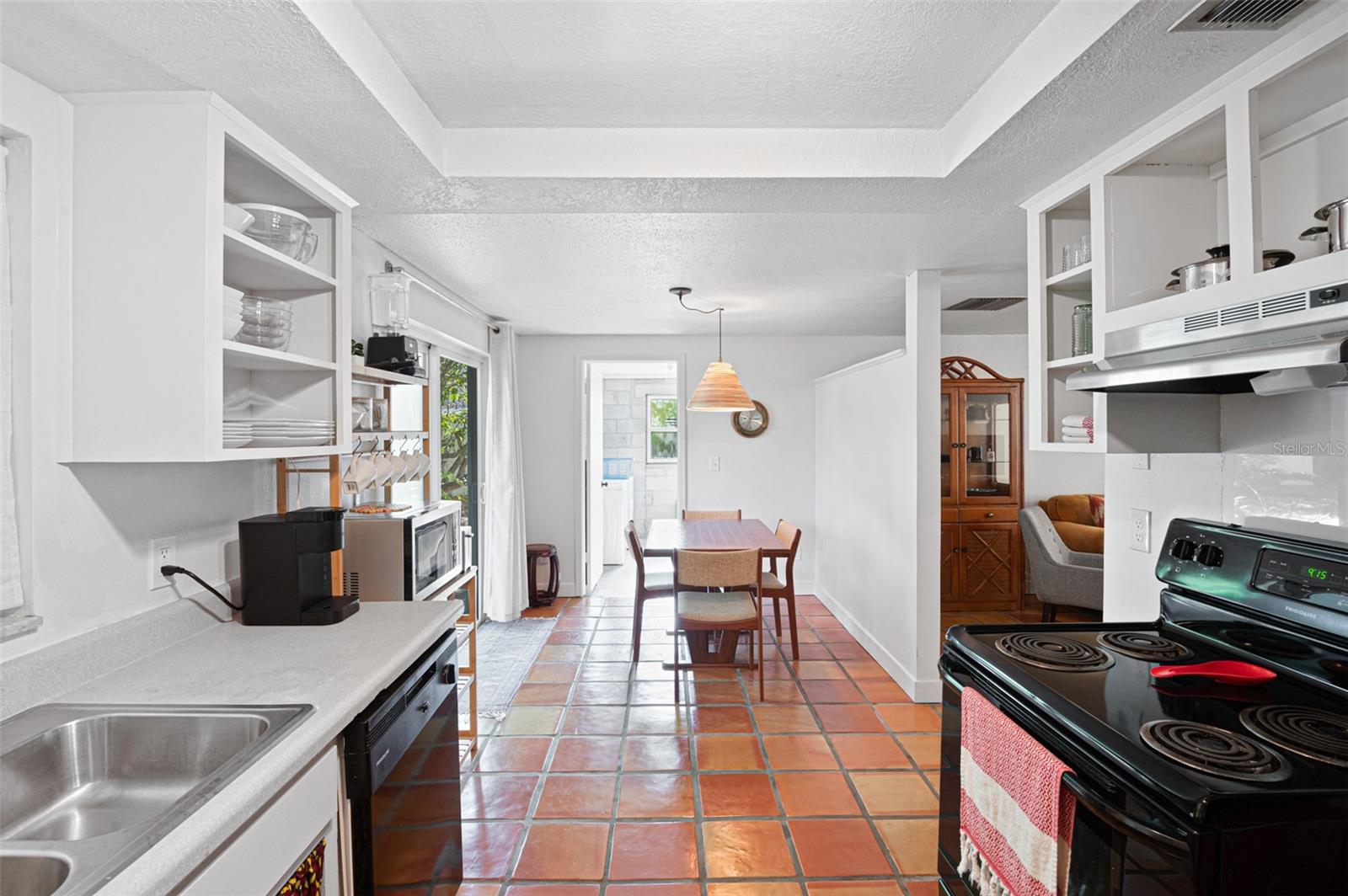 Kitchen with access to the dining room