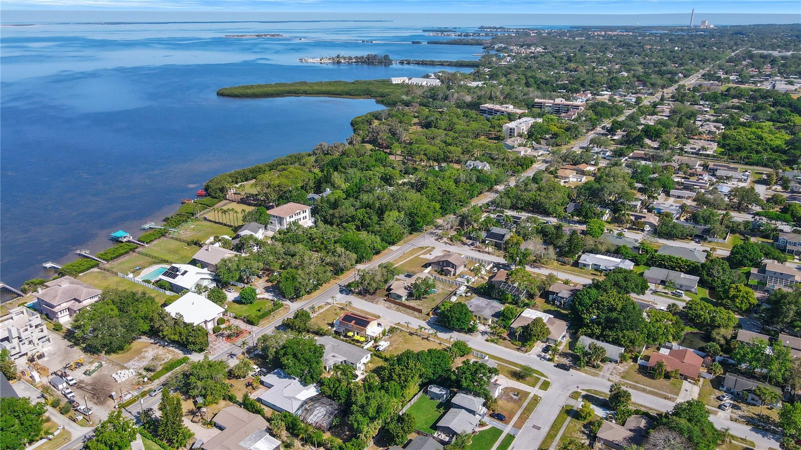 Aerial view of the neighborhood and proximity to the water.