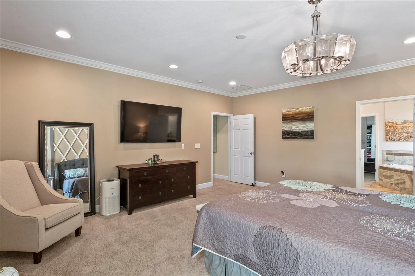 MASTER BEDROOM UPSTAIRS