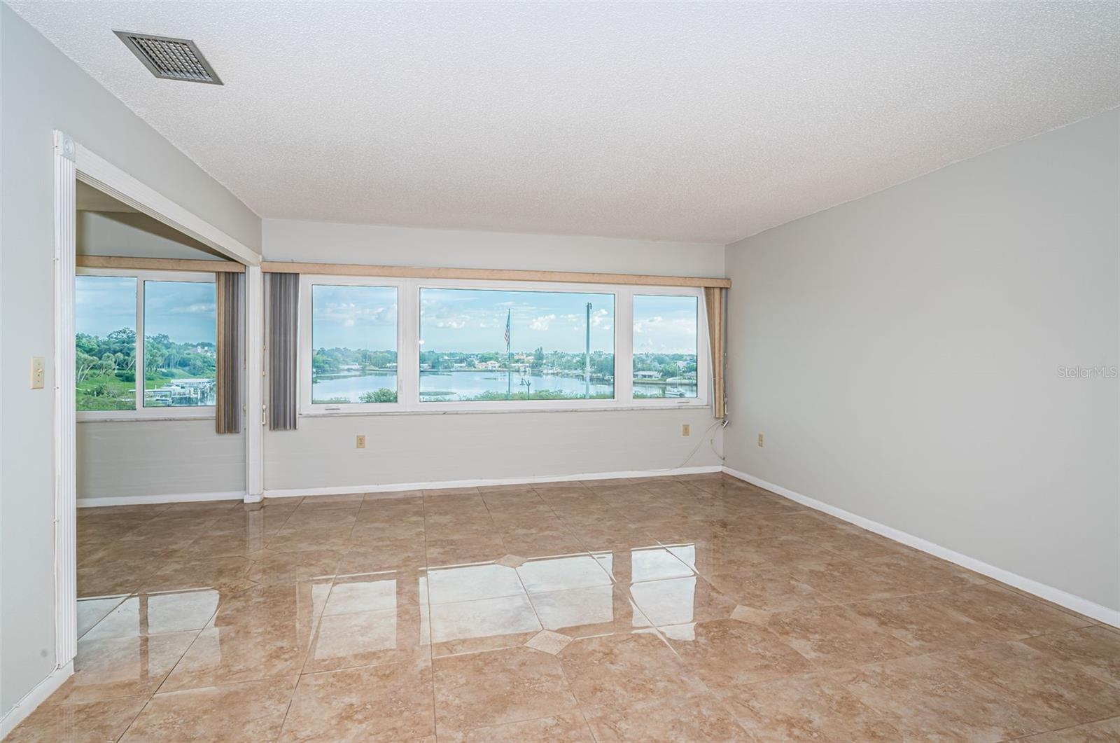 Direct water View Living Room