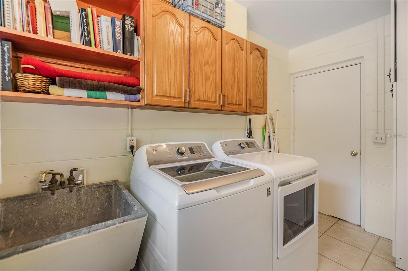 Laundry room/mud room between kitchen and garage