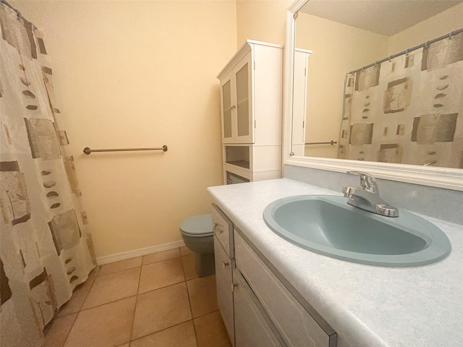 Guest Bathroom with shower/tub combination