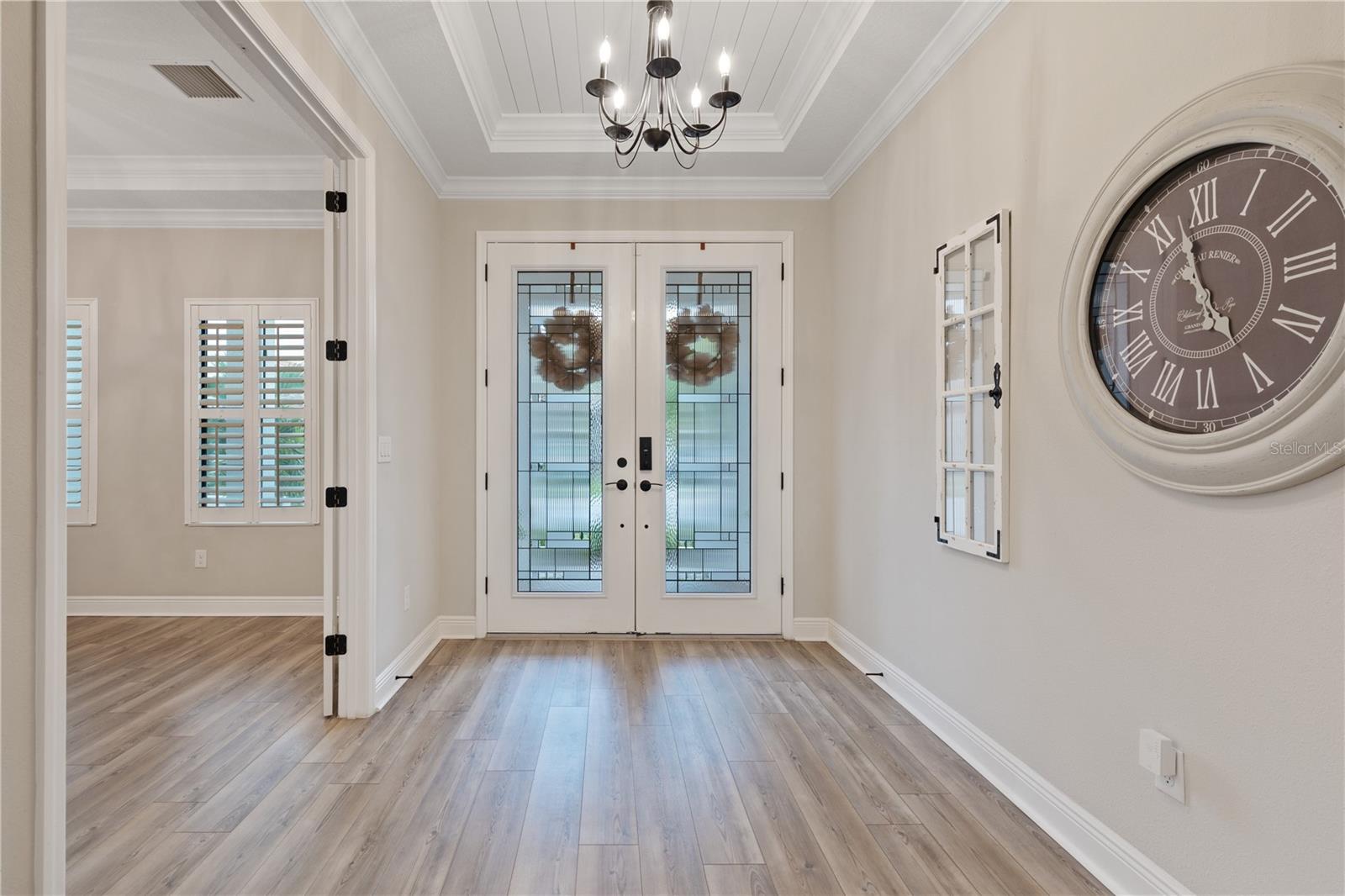 Tray ceiling with shiplap