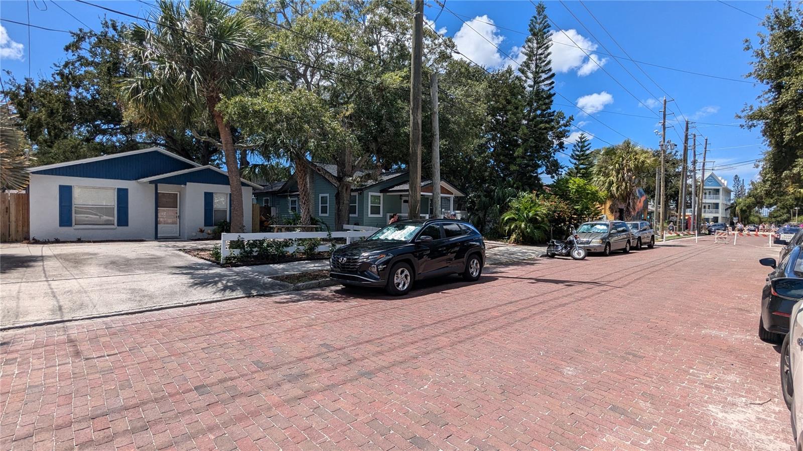 A view from 29th Street of the house which shows how close the house is to Beach Blvd. Taken during the recent Gulfport Geckofest.