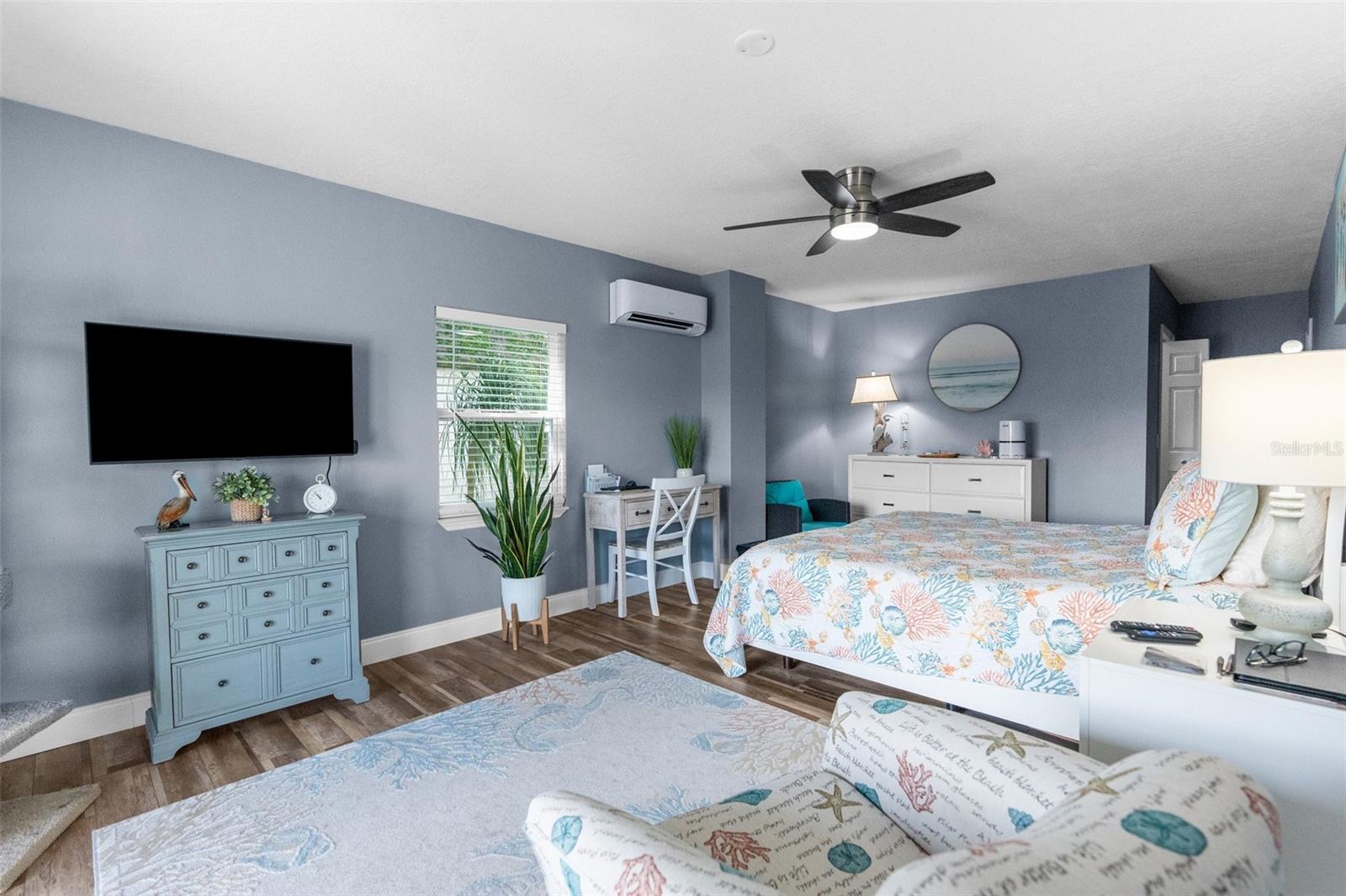 1st Floor Primary Bedroom/Sitting Area