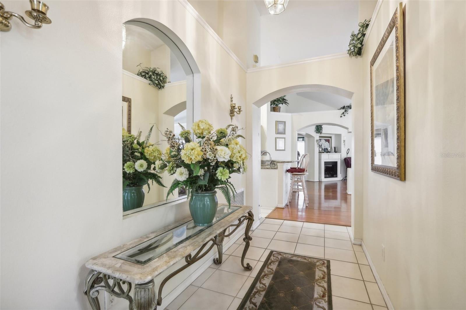 Foyer with mirrired Niche