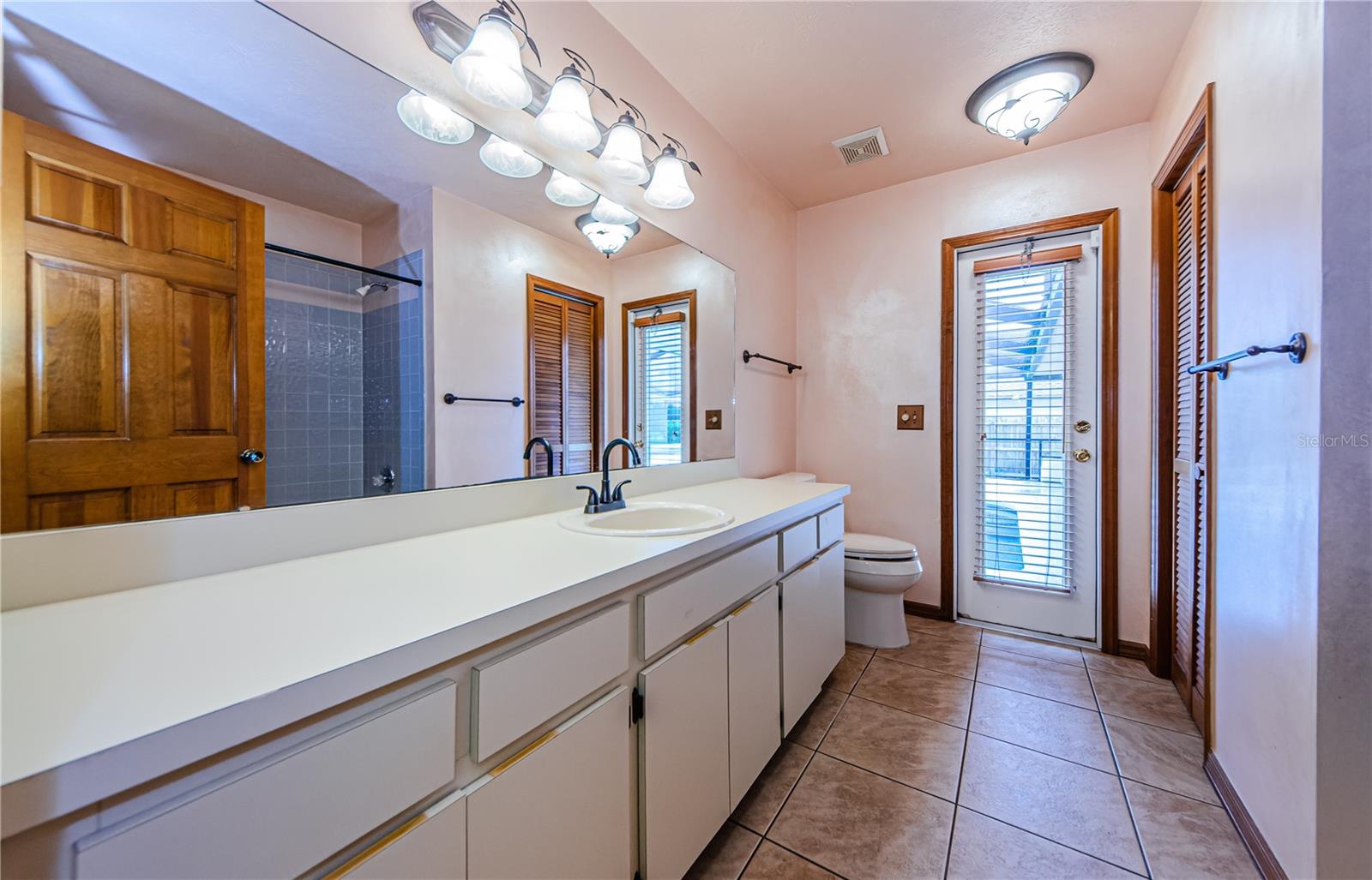 Second bathroom with door to the pool