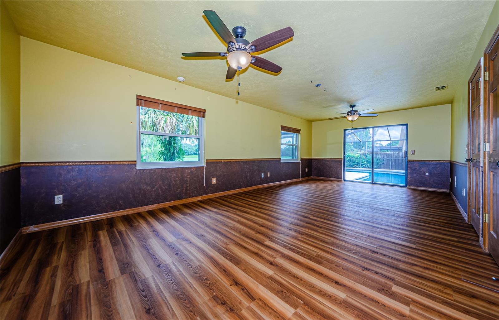 Third bedroom/game room/bonus with view to the pool