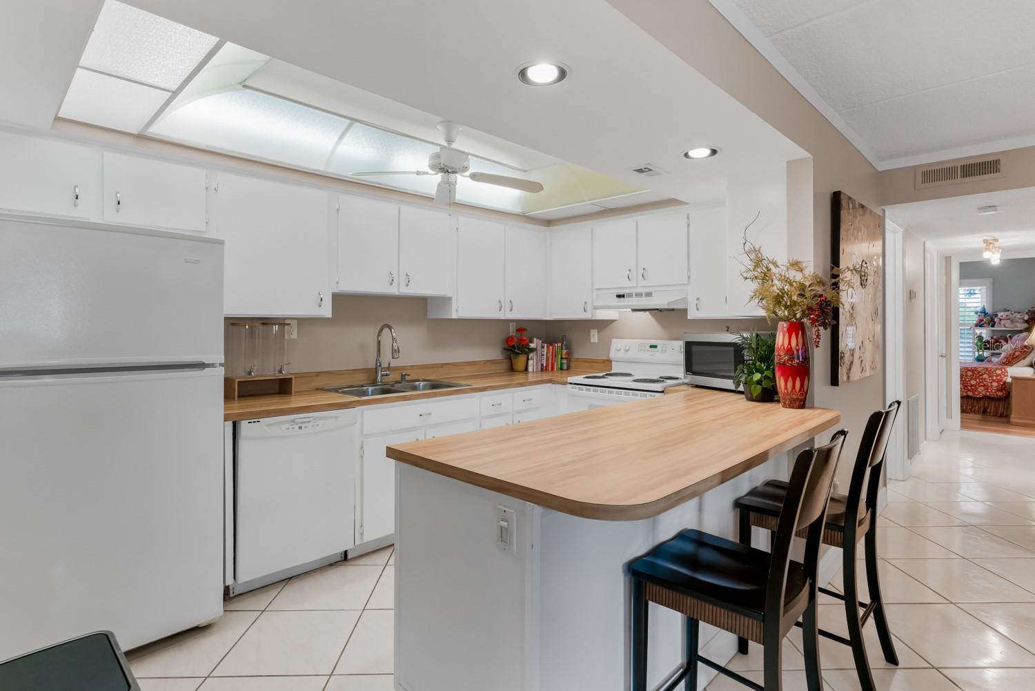 Lovely kitchen with breakfast bar