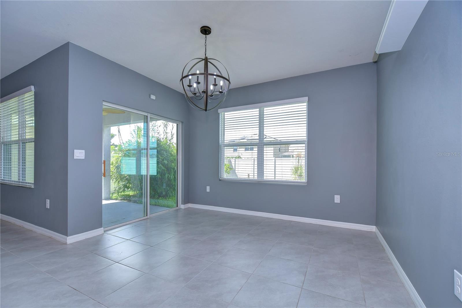 Lovely eat-in dining area!