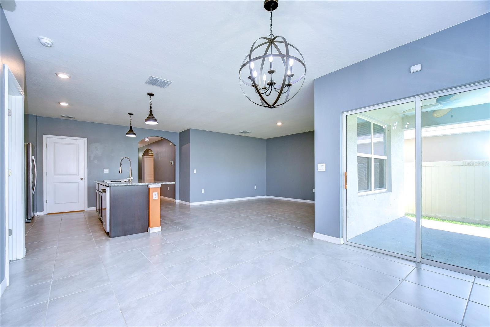 Ideal space for family gatherings and entertaining!