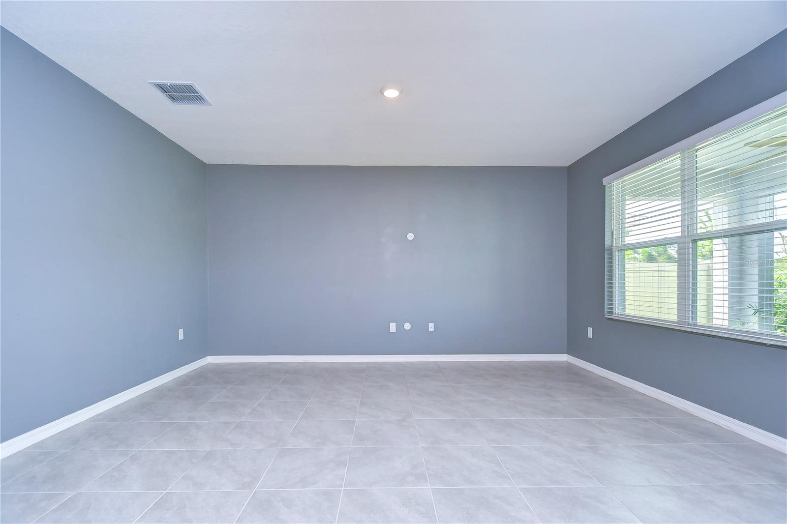 Large windows and views of the backyard!