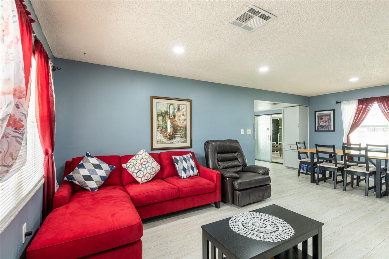 Open floor plan! Lots of natural light.