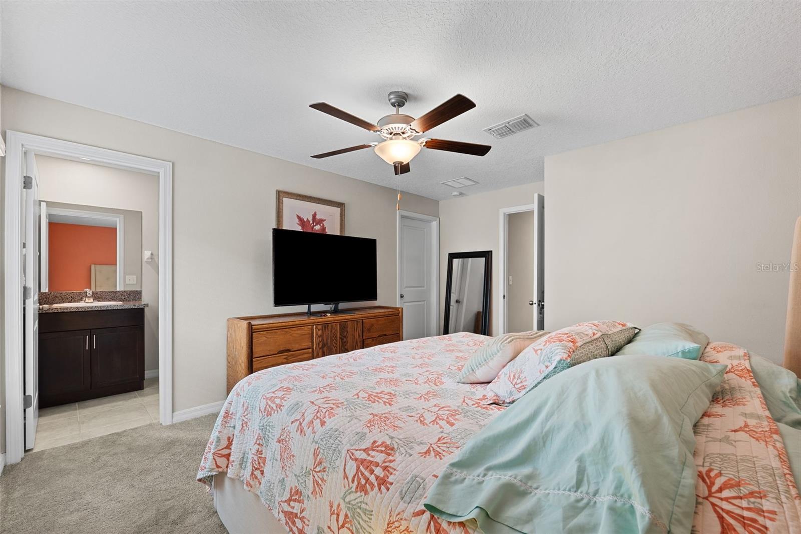 Guest bedroom with En Suite bathroom