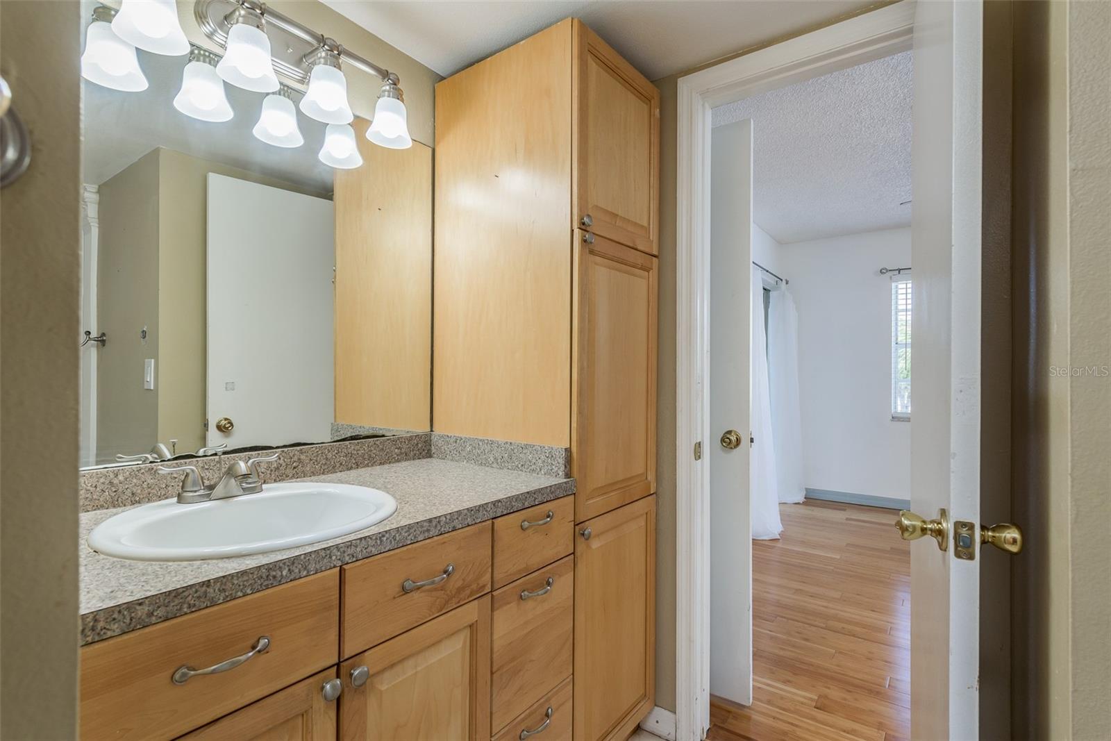 Full bathroom lots of cabinets