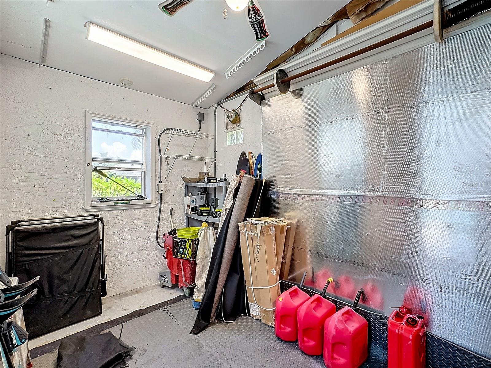 Workshop/Extra storage with wall A/C unit