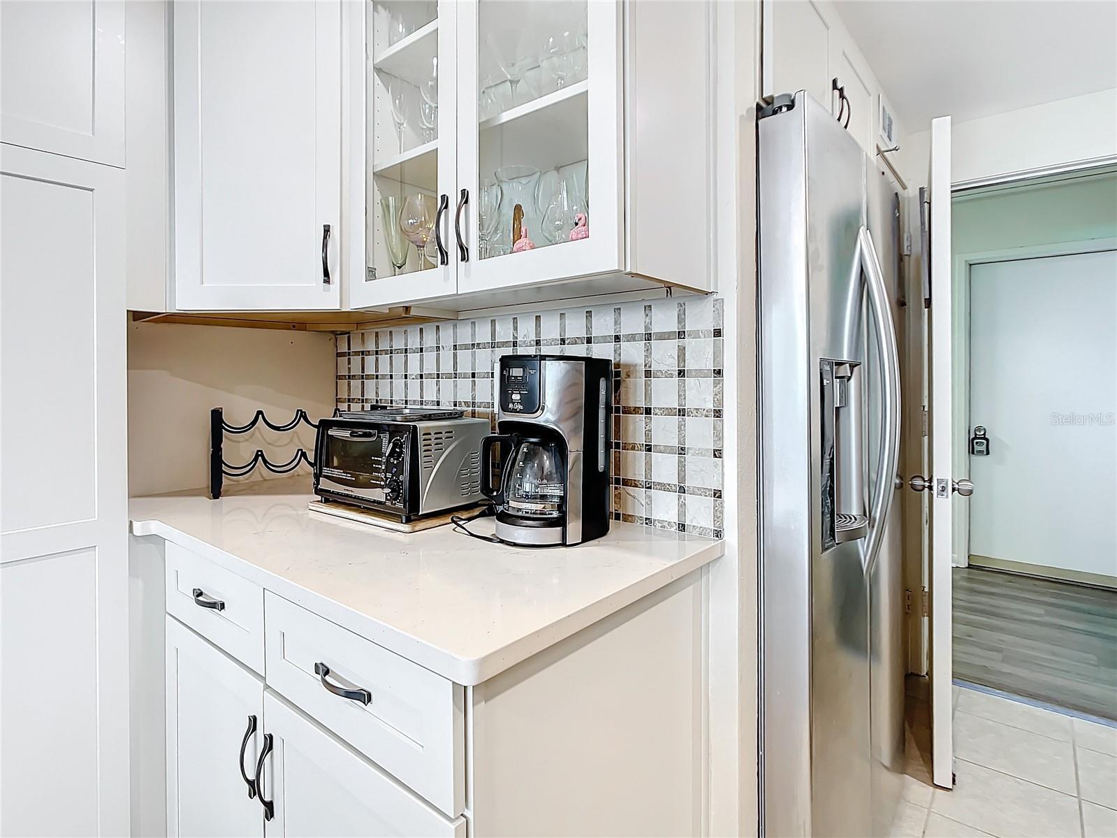 This little nook area would be great for a coffee bar set-up.  Notice that this unit offers 2 entry doors to enter the unit.  This picture depicts the 2nd door.