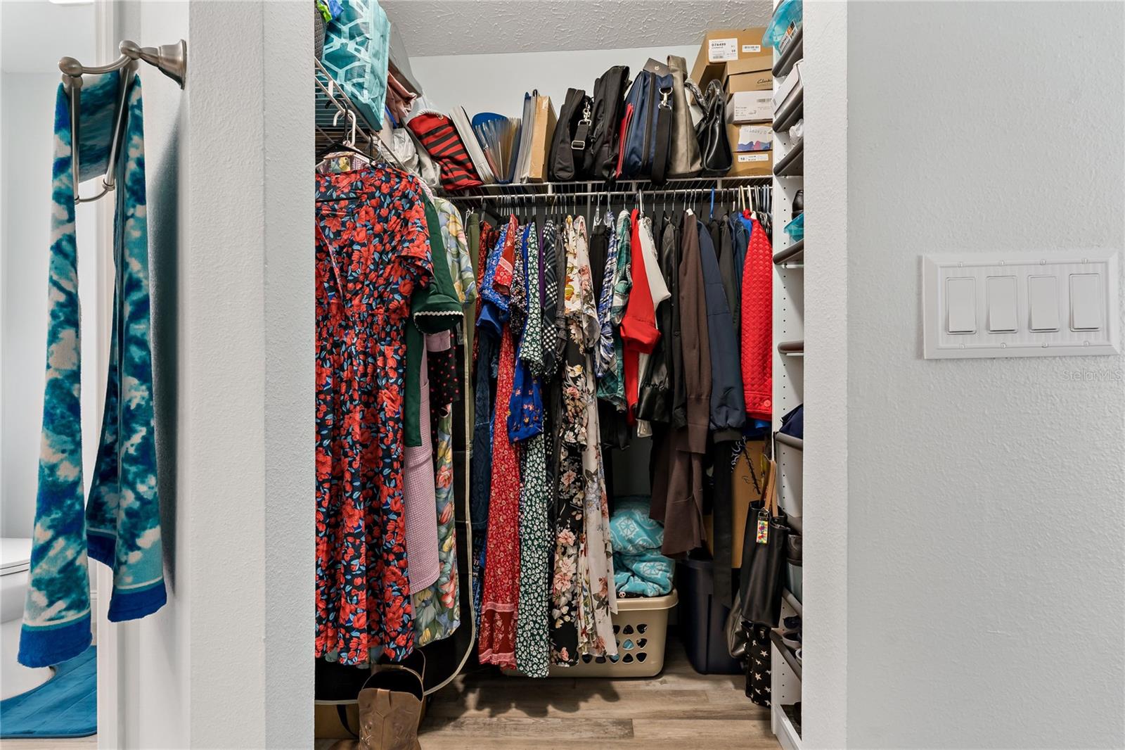 WALK-IN CLOSET