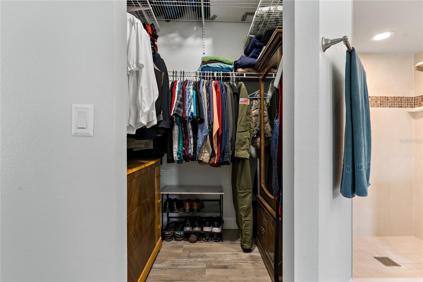 WALK IN CLOSET