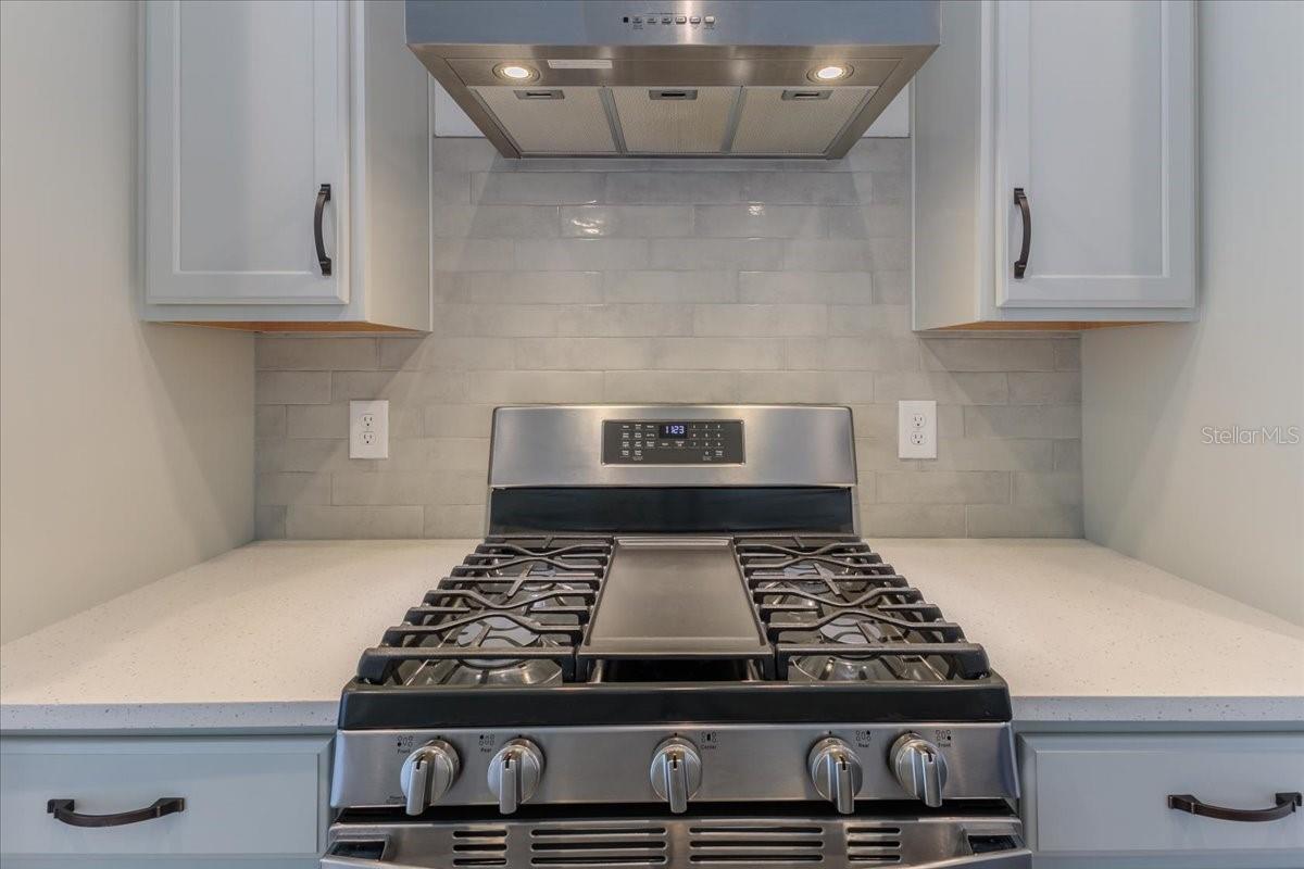 Gas Stove with Chimney Range Hood