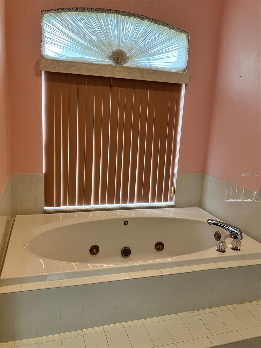 En-suite jacuzzi garden tub