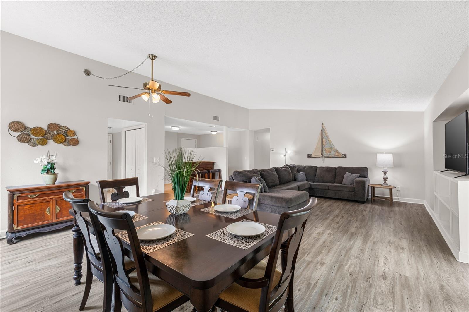 Do you enjoy entertaining/large gatherings and like space for a large Dining Table?    No problem in this house!