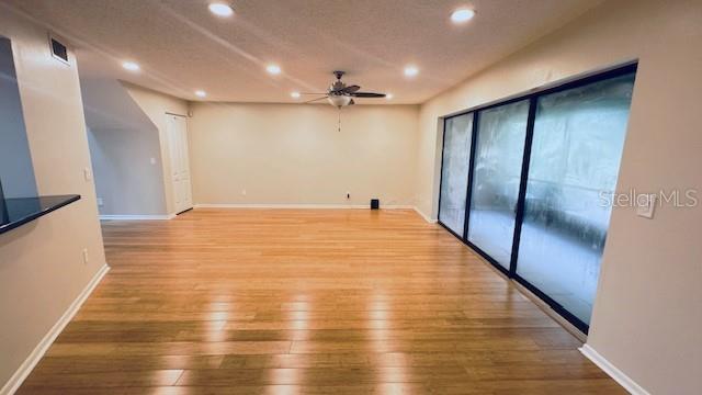 diningroom/ livingroom leads out to screen lania