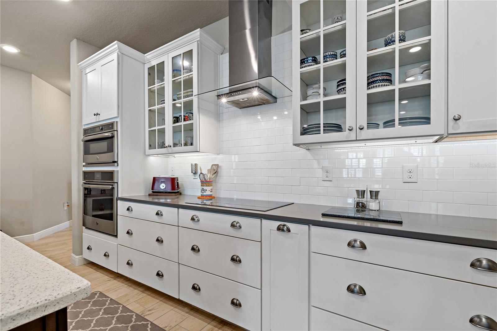 YOU'LL LOVE COOKING FAMILY DINNERS IN THIS KITCHEN ~ GREAT INDUCTION COOKTOP!