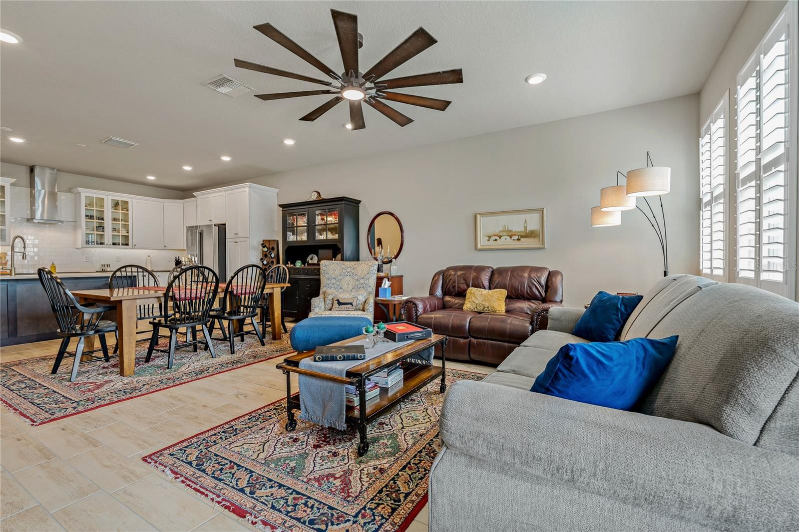 WONDERFUL OPEN FLOOR PLAN ~ GREAT FOR FAMILY GATHERINGS!