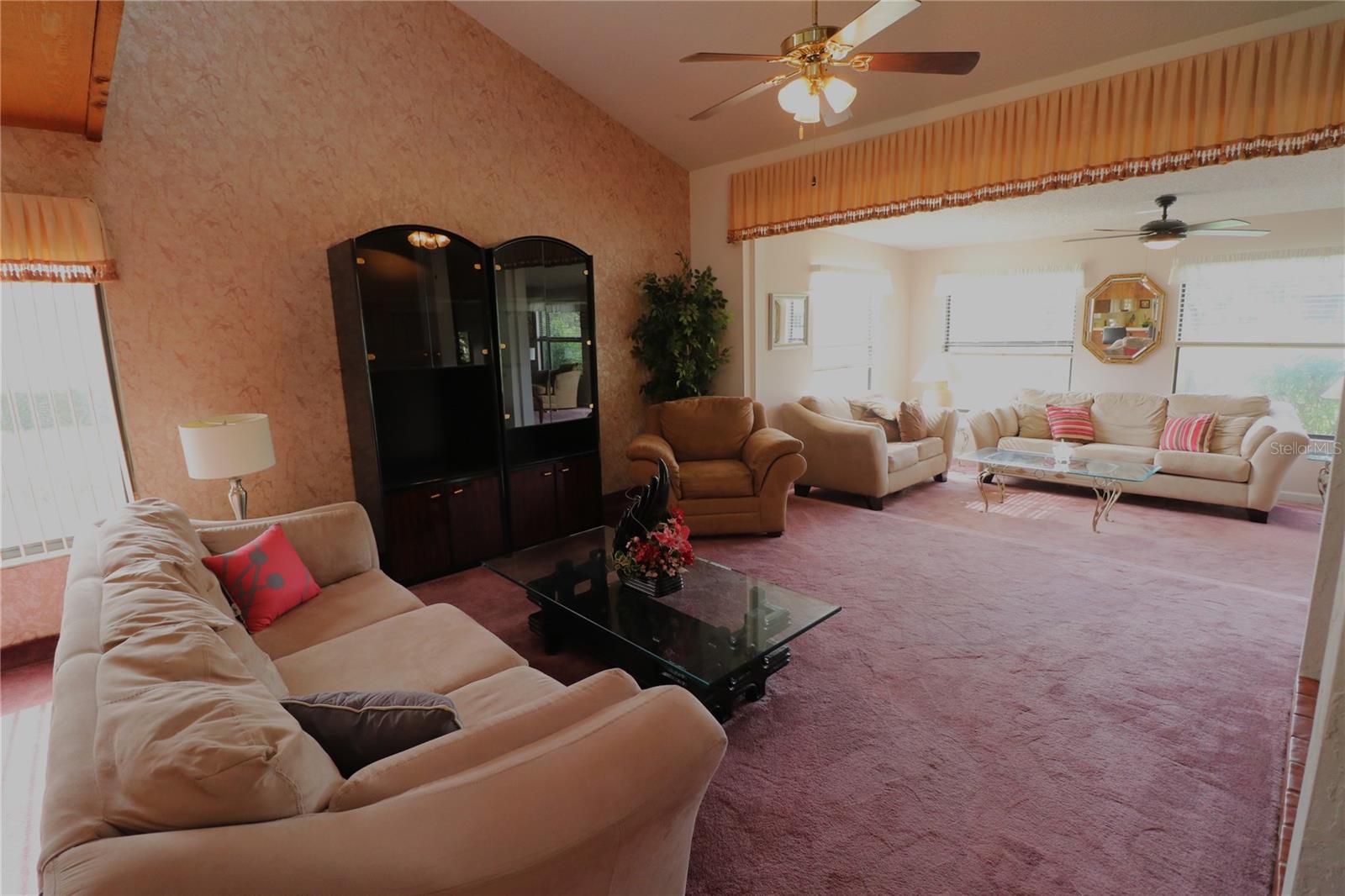 Family Room w/vaulted ceiling