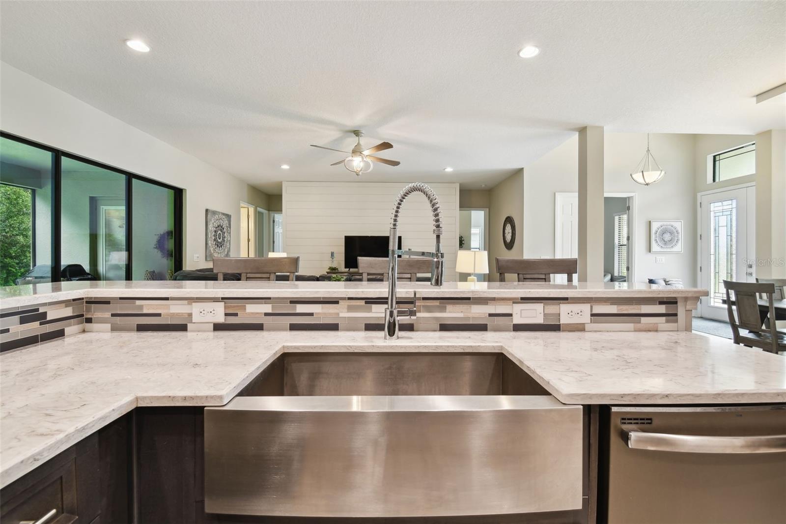 LARGE FARM SINK WITH DECORATIVE GLASS BACKSPLASH