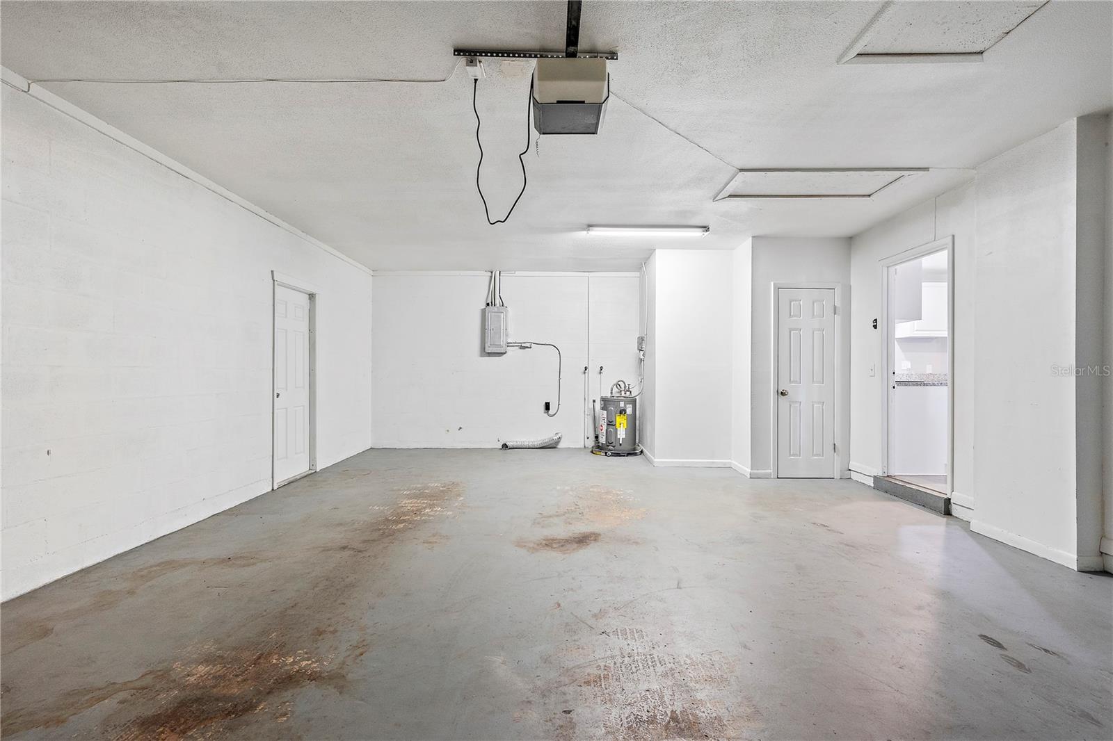 Large (2-car) garage w/washer dryer hookups