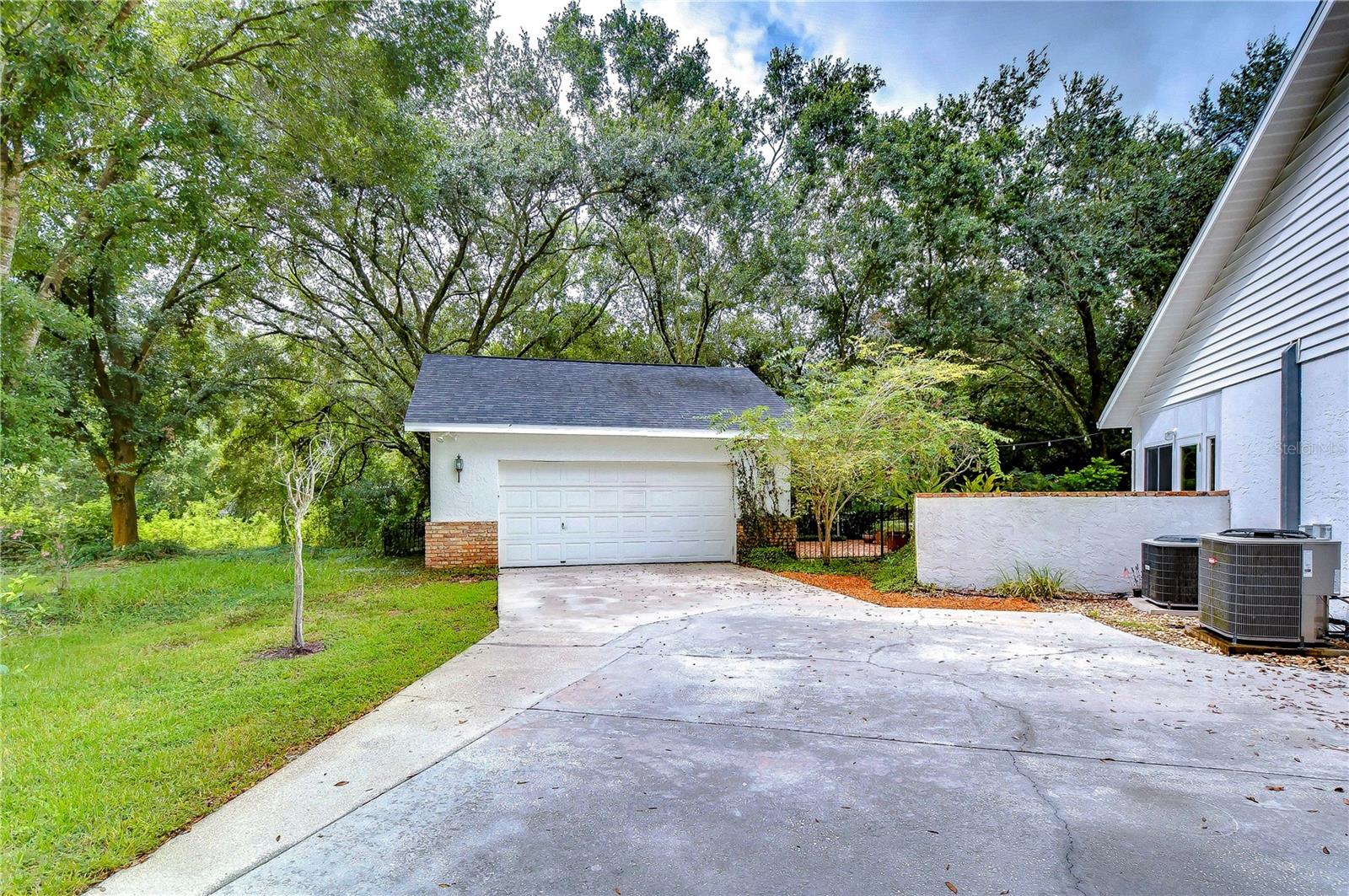 Detached garage!